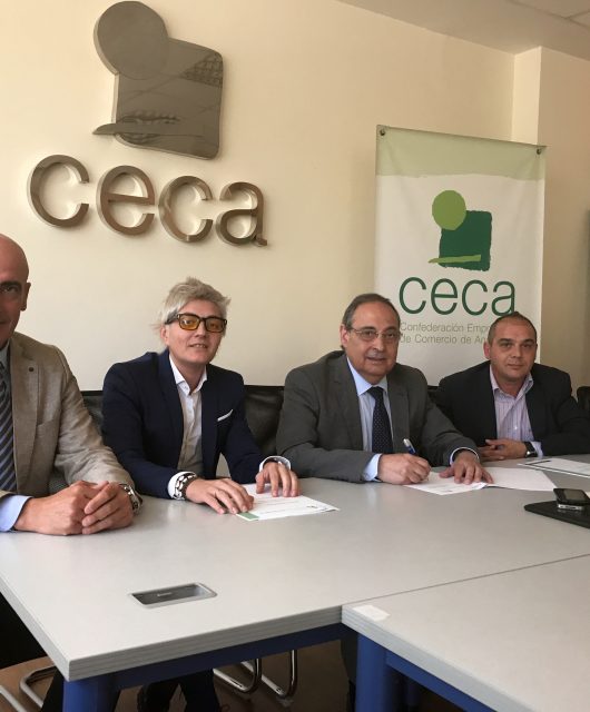 Foto de familia de la firma de convenio entre Iberoelectra, Exon y CECA